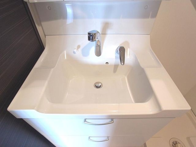 洗面設備　白のぴかぴか洗面台です。