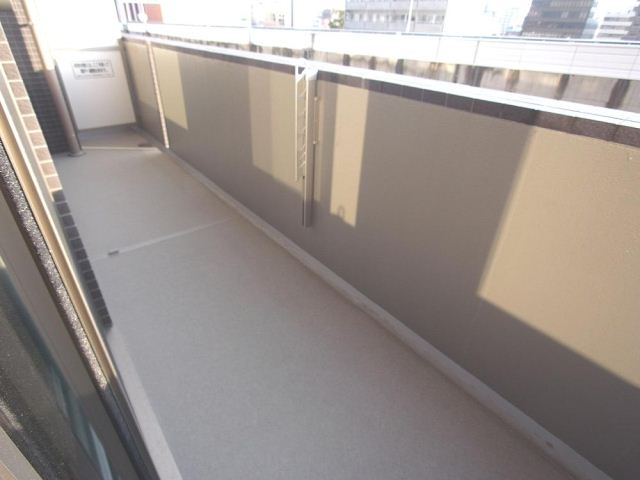 バルコニー　使い方自由！広めのベランダ付いてます。