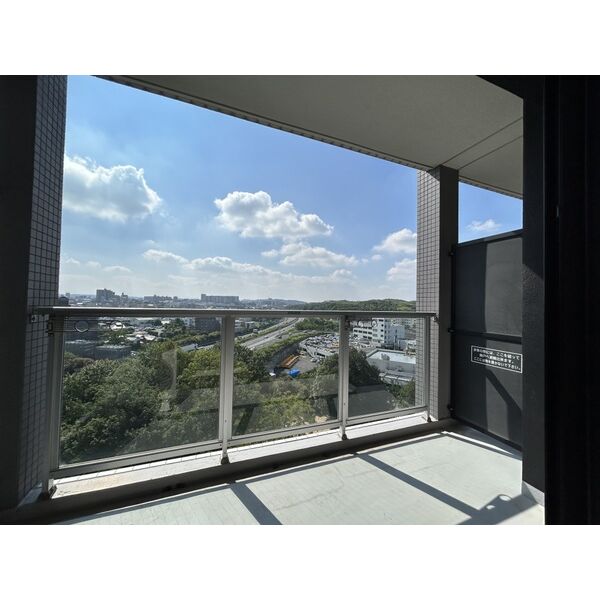 バルコニー　室内写真は別部屋の写真です。