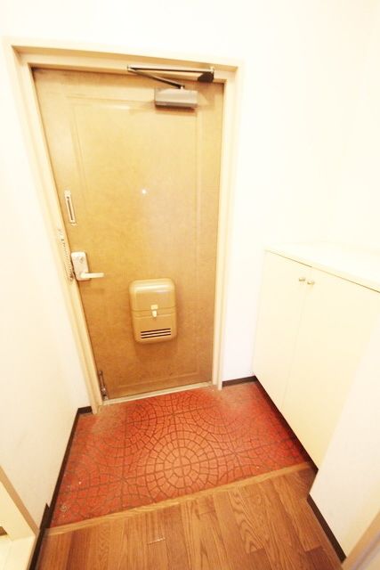 玄関　同物件別部屋写真