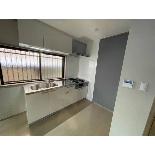 キッチン　換気のできる窓付き♪