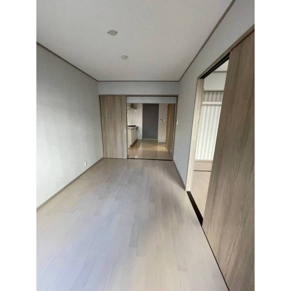 居室・リビング　明るいカラーのリビングです！