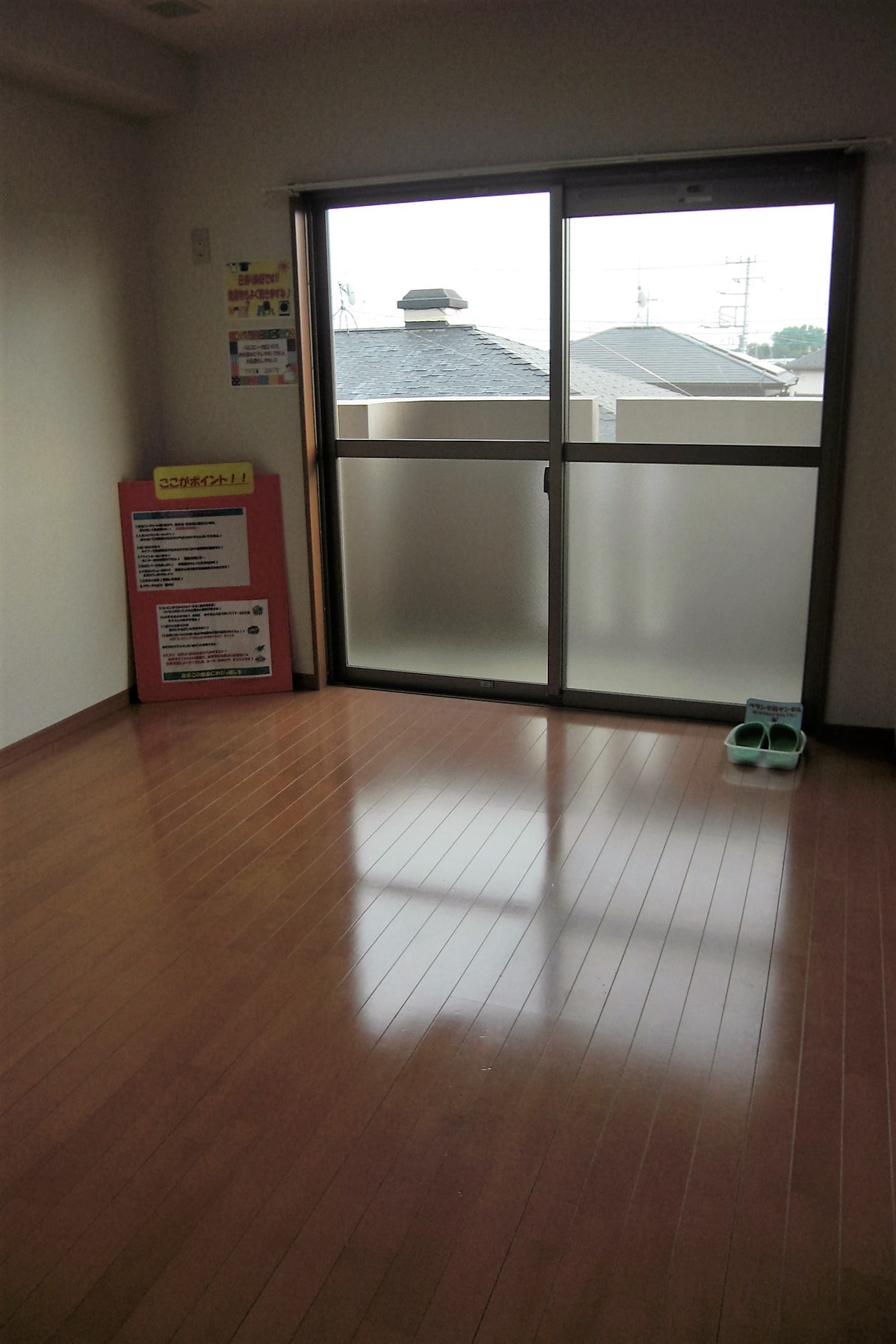 居室・リビング　10帖の南面リビングです！南向きで明るい室内です。