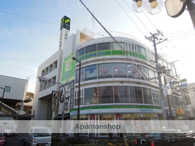 コンビニ　ファミリーマート（コンビニ）まで425m