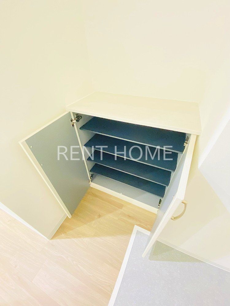 玄関　下駄箱付き