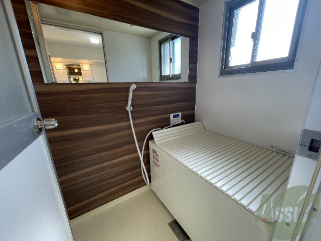 バス・シャワールーム　バスルームは狭すぎず、シャワーも浴びやすそうです。