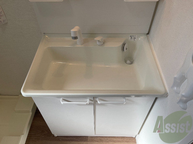 洗面設備　洗面台は独立していて、朝の準備も捗りそうです。