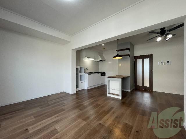 居室・リビング　リビングは、広々していて陽当たりもよさそうですね。