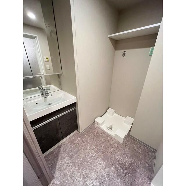 洗面設備　※写真は同じマンションの違う部屋のものになります。