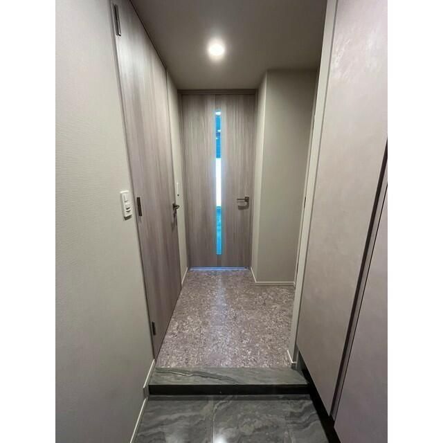 玄関　※写真は同じマンションの違う部屋のものになります。