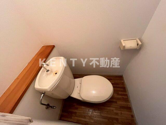 トイレ　落ち着いた色調のトイレです