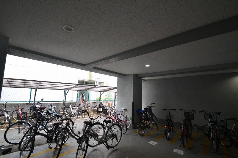 駐車場　コインパーキング１Ｆ。駐輪場は屋根付き。