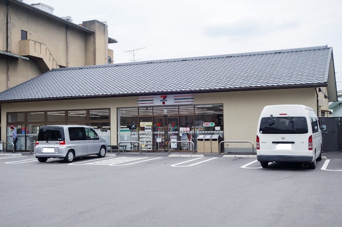 コンビニ　セブンイレブン 金閣寺前店（コンビニ）まで370m
