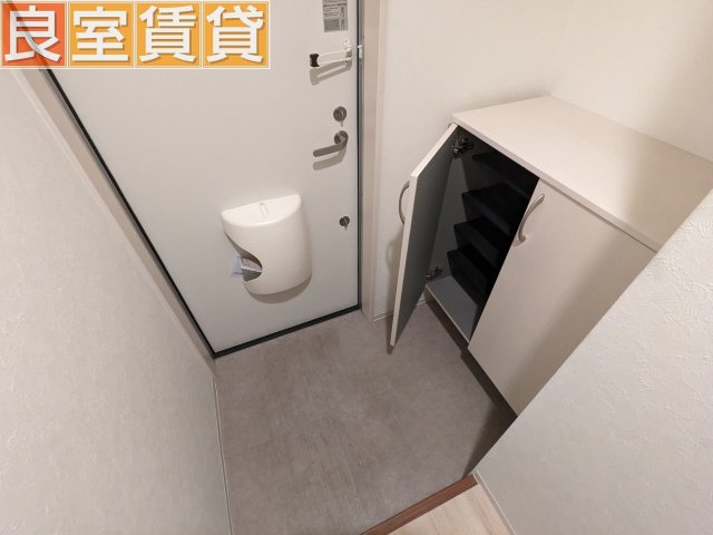 玄関　※このお写真は同物件の別のお部屋のお写真です。現状優先