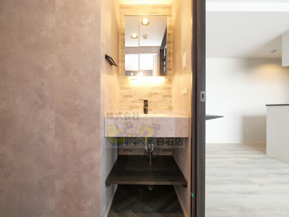 洗面設備　オシャレな独立洗面化粧台です♪