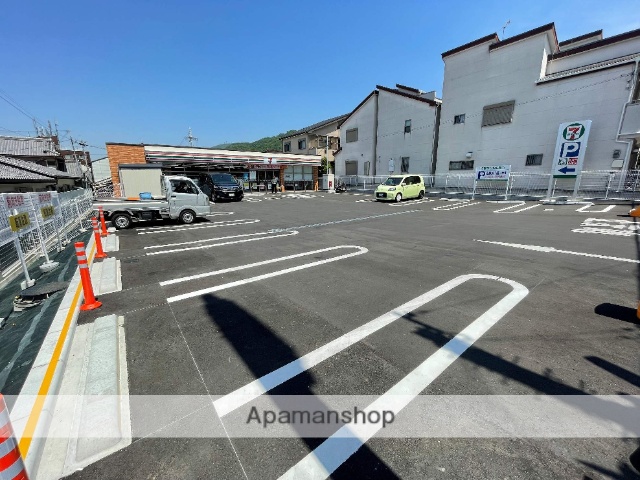 コンビニ　セブンイレブン（コンビニ）まで245m