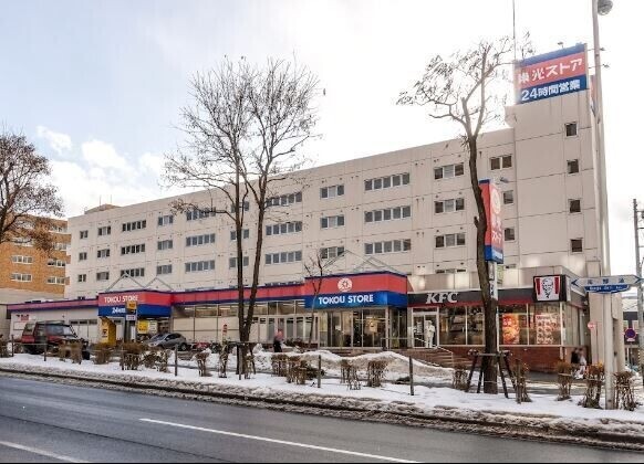 スーパー　東光ストア白石ターミナル店（スーパー）まで584m