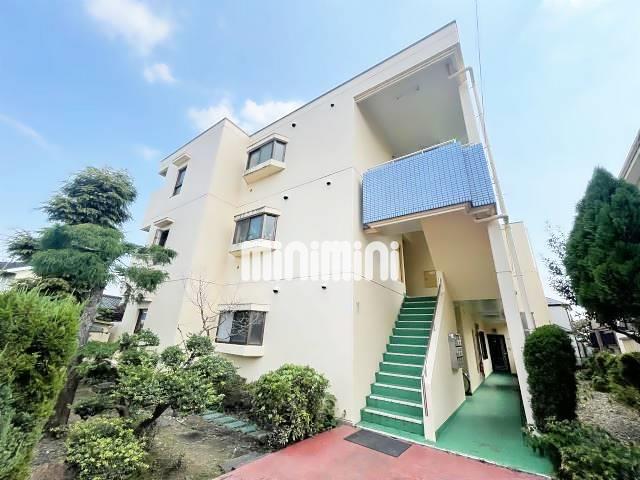 建物外観　閑静な住宅街にたたずむ建物。