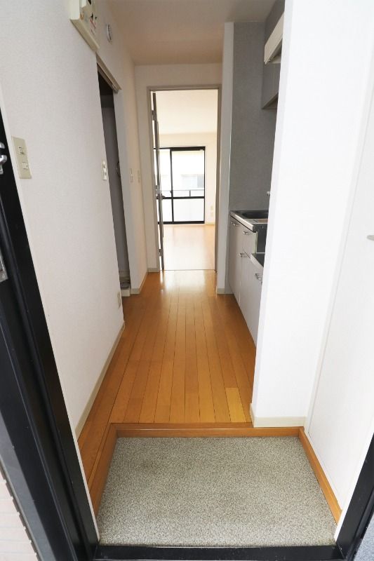 玄関　※別号室の写真となります。