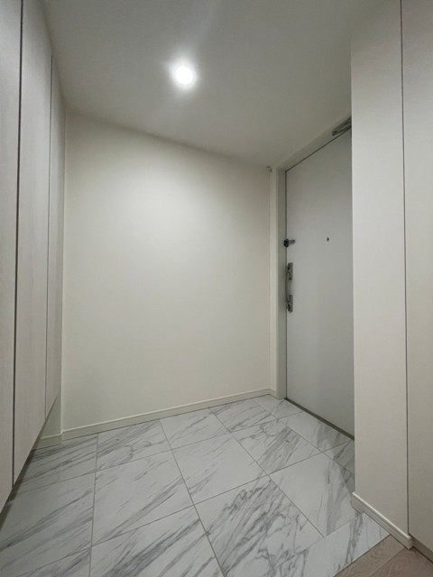 玄関　※別部屋の参考写真です。