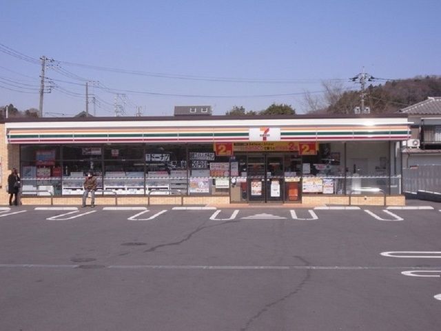 コンビニ　セブンイレブン（コンビニ）まで586m