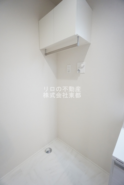 その他　洗濯機置場上部には収納棚が設置されているので便利ですね♪