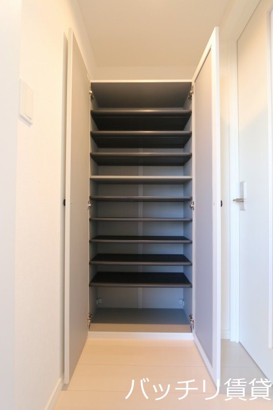 玄関　別号室タイプの為、現状を優先致します。