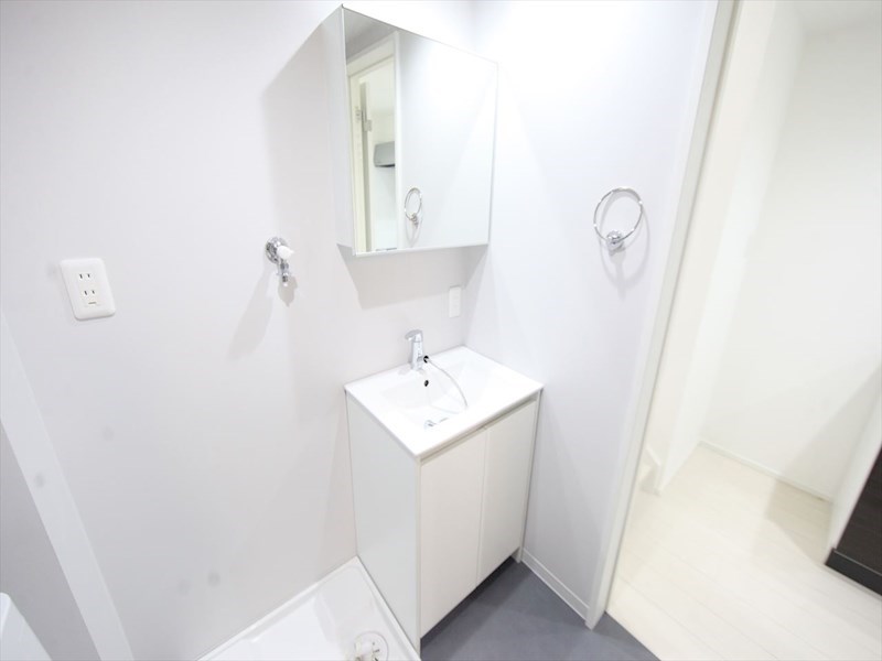 洗面設備　脱衣所　独立洗面台（シャンプードレッサー付）収納スペース有