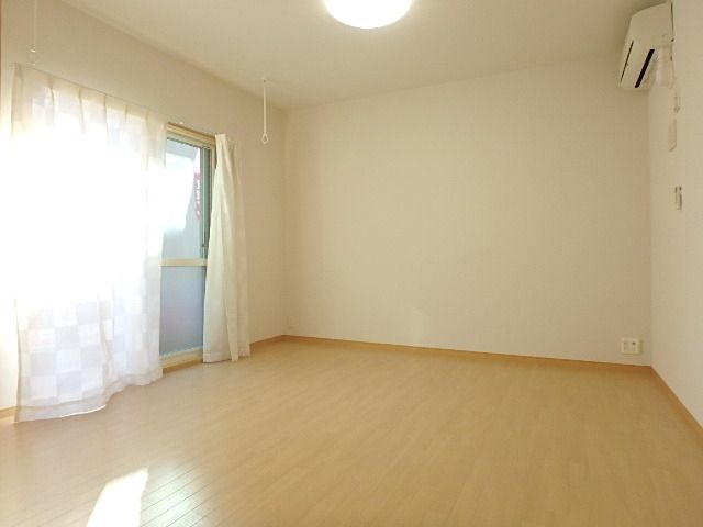 居室・リビング　★日当たり良好！洋室9.2帖★