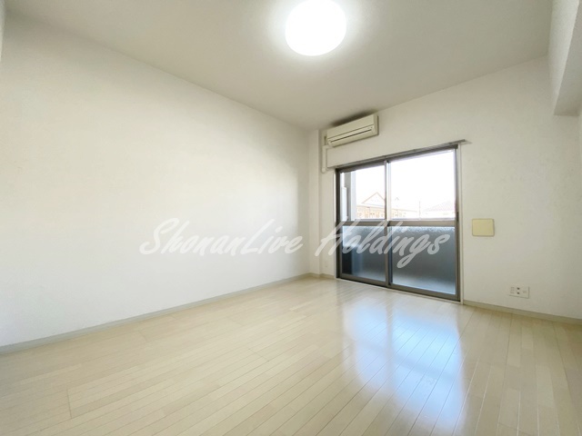 居室・リビング　角部屋洋室♪