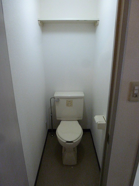 トイレ　写真は105号室です。