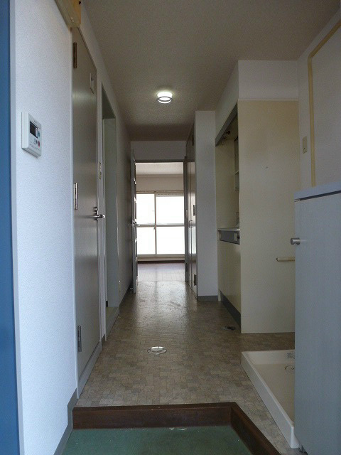 玄関　写真は105号室です。