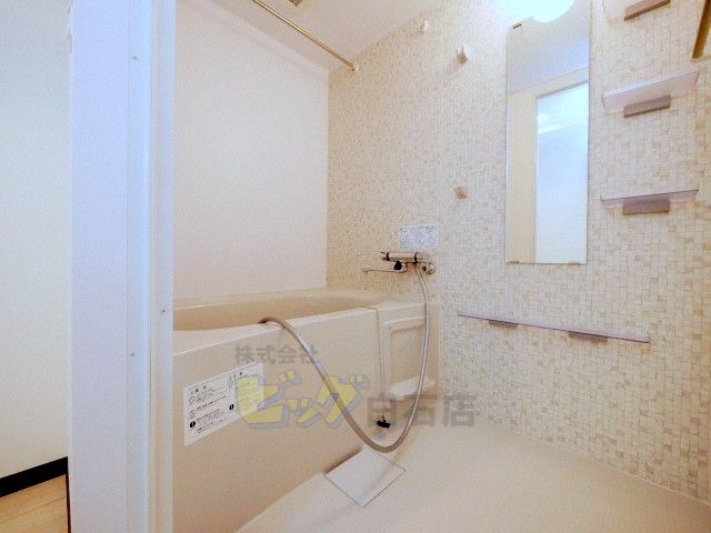 バス・シャワールーム　広々タイプのお風呂です♪