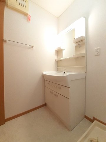 洗面設備　明るい洗面所です