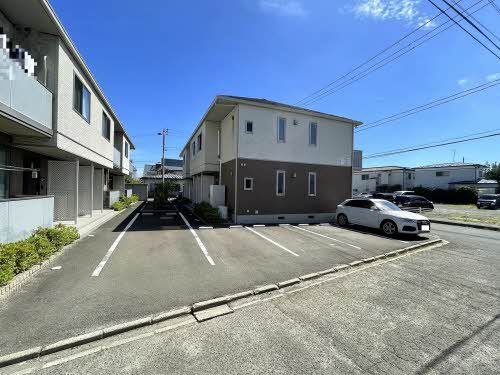 建物外観　駐車場