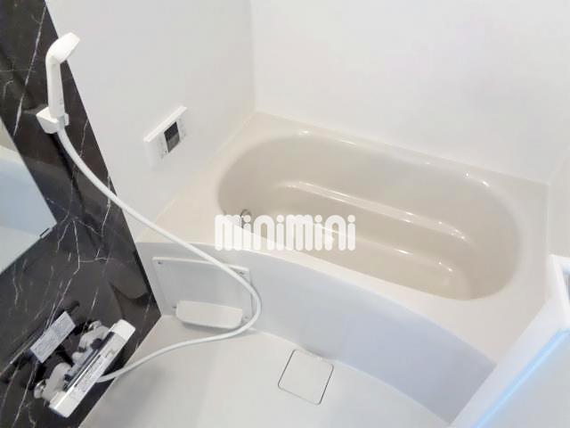 バス・シャワールーム　バスには追い炊き機能つきで経済的です