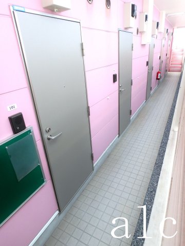 セキュリティ　エントランス上部24時間稼働の防犯カメラです。