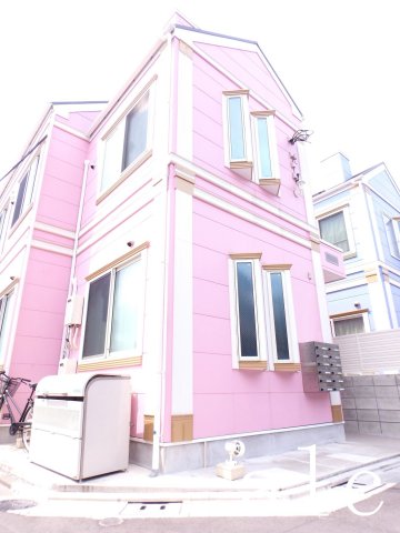 建物外観　地中海をイメージした明るい外観です。