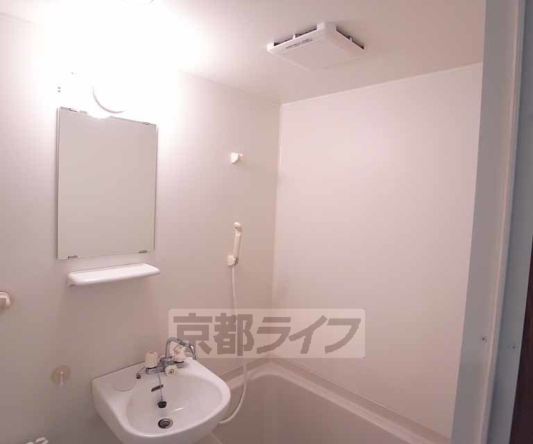 洗面設備　洗面所は、鏡付きの歯ブラシ立ても置けますよ