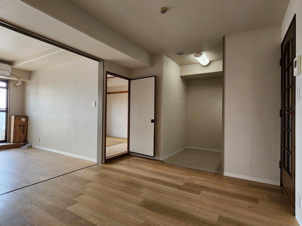 その他部屋・スペース　リビングから　独立型キッチン。