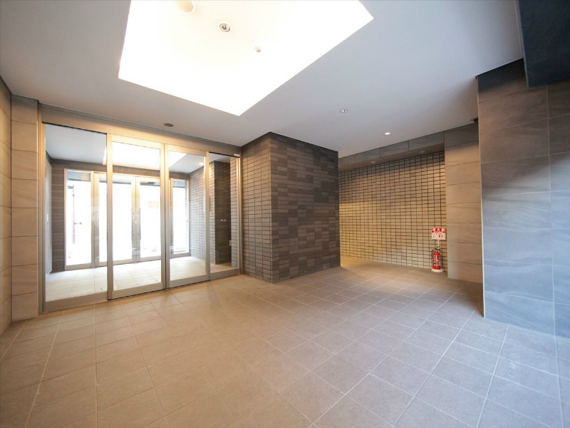 エントランス　エントランス　オートロック　防犯カメラ　宅配ＢＯＸ