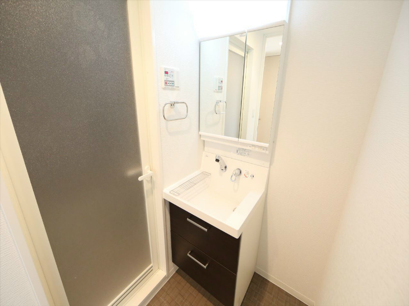 洗面設備　脱衣所　独立洗面台（シャンプードレッサー付）収納スペース有