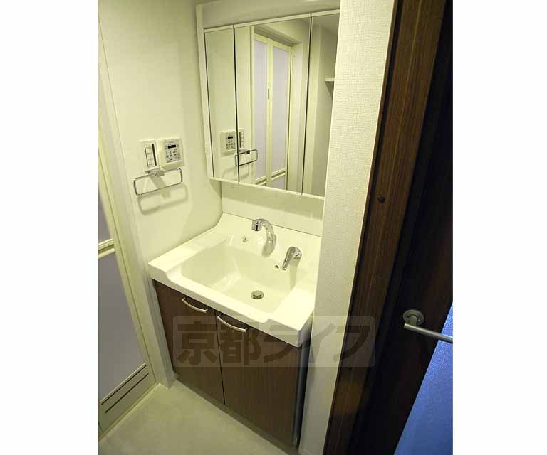 洗面設備　大きな鏡の独立洗面台です。