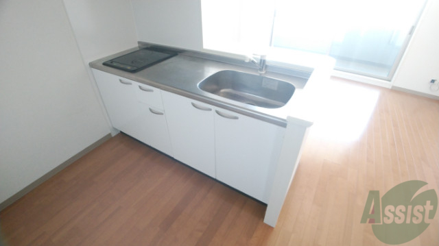 キッチン　システムキッチンです。洗い場が広くて使いやすそうです。