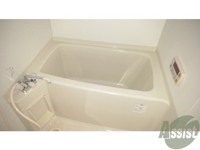 バス・シャワールーム　バスルームは狭すぎずゆったりと過ごせそうです。