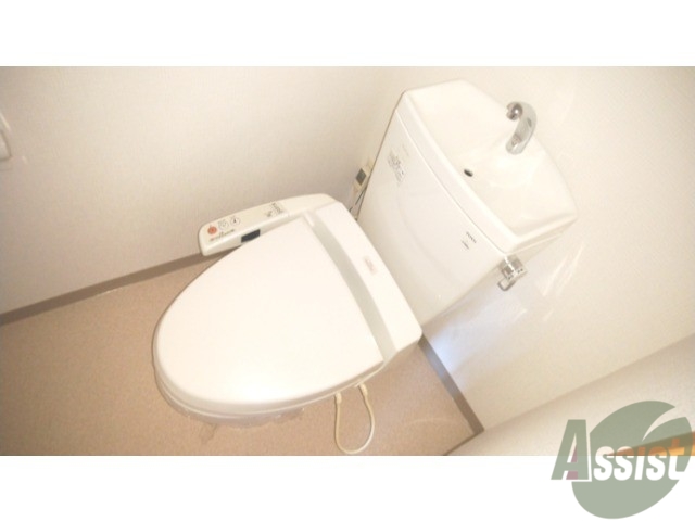 トイレ　ウォシュレット機能付きです。シャワートイレは便利です。