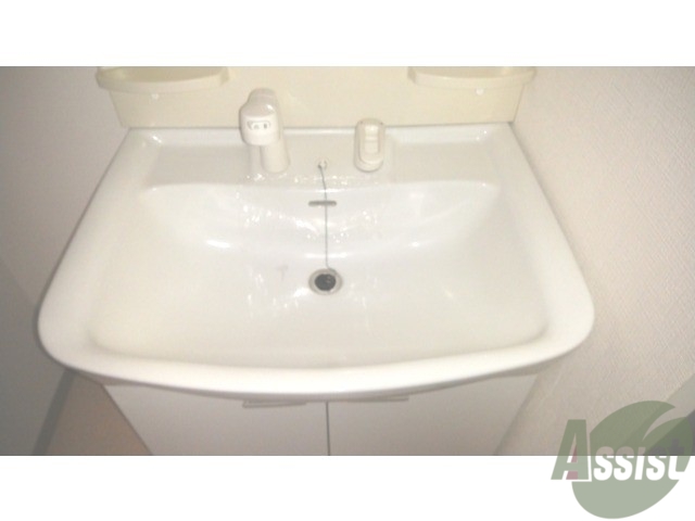 洗面設備　独立洗面台です。朝の身支度が楽しくなりそうですね。