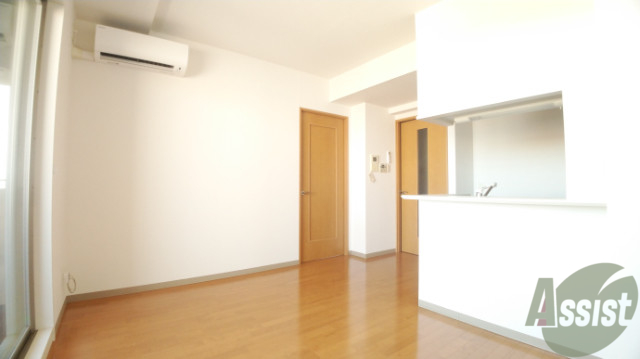 居室・リビング　白を基調としたお部屋なので明るい雰囲気です。