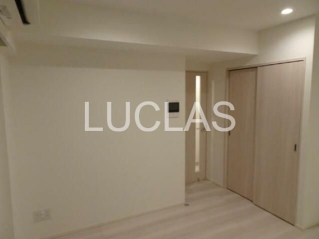 居室・リビング　落ち着いた色味の床材がくつろぎ空間を演出♪