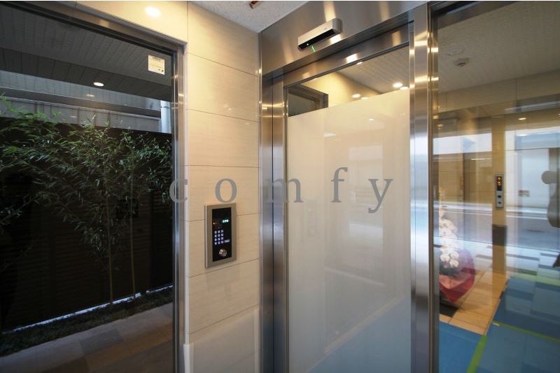 エントランス　オートロック付きエントランス